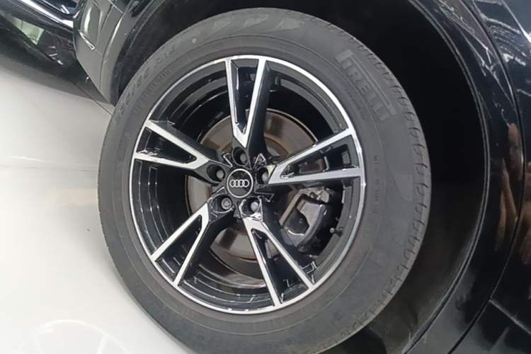 Used Audi Q5L 2022 40T Fashionable and Dynamic Model Right Rear Wheel Hub