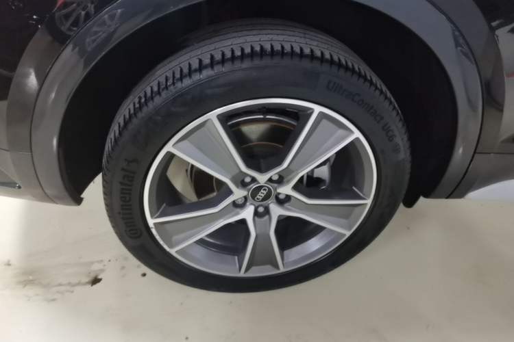 Used Audi Q5L 2022 40T Fashionable and Elegant Model Right Rear Wheel Hub