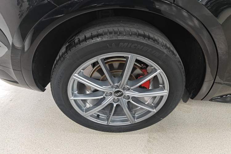 Used Audi Q5L 2022 40T Fashionable and Dynamic Model Right Rear Wheel Hub
