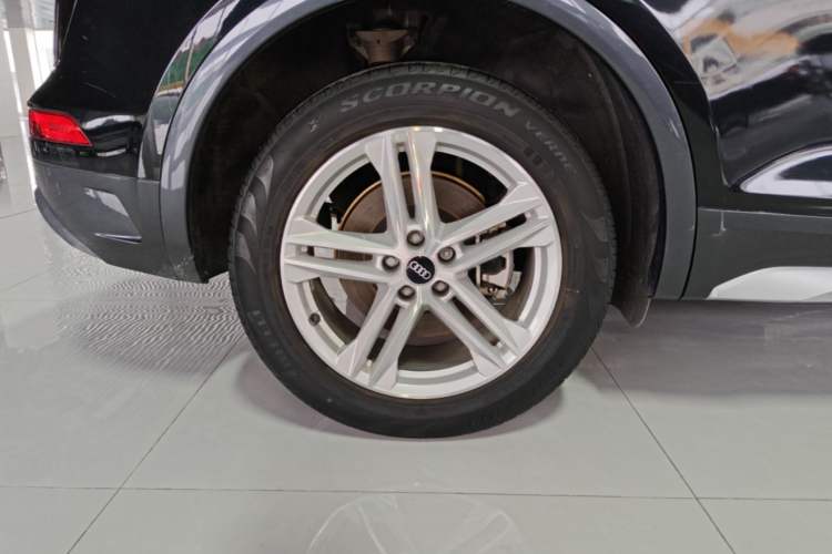 Used Audi Q5L 2022 40T Fashionable and Elegant Model Right Rear Wheel Hub