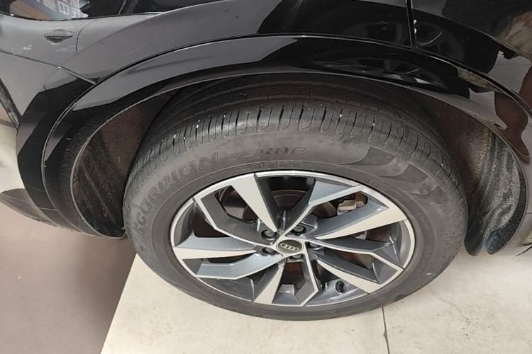 Used Audi Q5L 2022 40T Fashionable and Dynamic Model Right Rear Wheel Hub