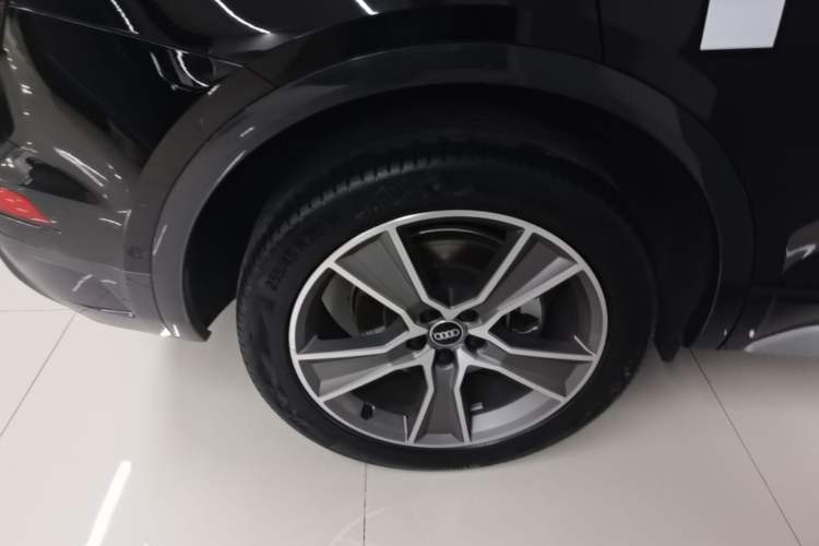 Used Audi Q5L 2022 Updated Version 45T Luxury Prestige Edition Right Rear Wheel Hub