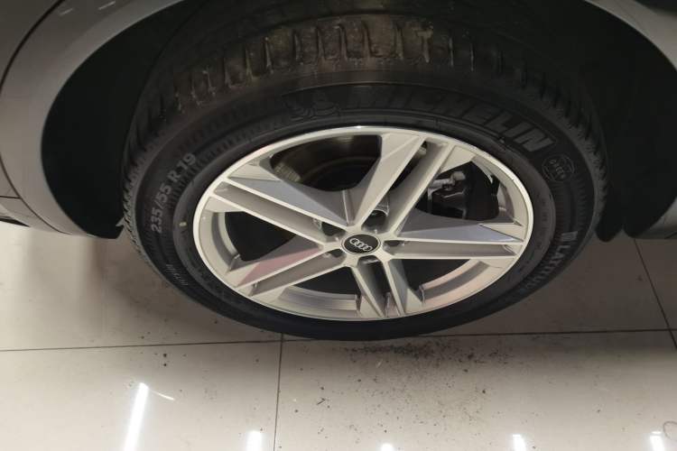 Used Audi Q5L 2022 40T Fashionable and Elegant Model Right Rear Wheel Hub