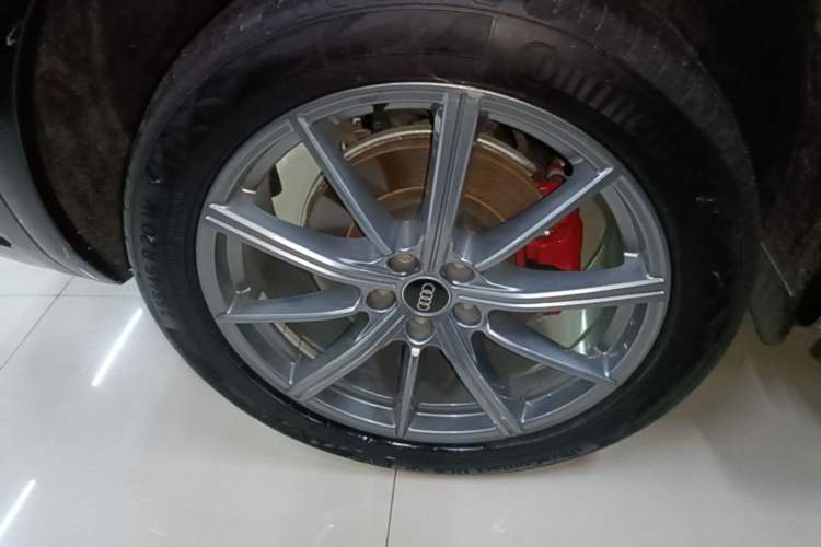 Used Audi Q5L 2022 40T Fashionable and Dynamic Model Right Rear Wheel Hub