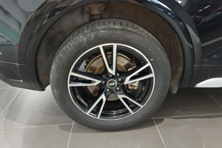 Used Audi Q5L 2022 40T Fashionable and Dynamic Model Right Rear Wheel Hub