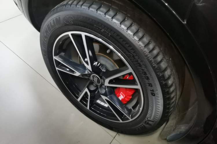 Used Audi Q5L 2022 40T Fashionable and Dynamic Model Right Rear Wheel Hub