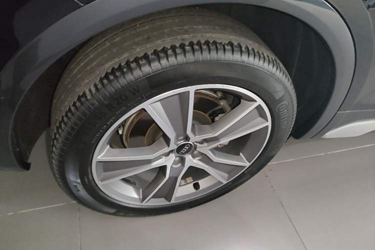 Used Audi Q5L 2022 Updated Version 45T Luxury Prestige Edition Right Rear Wheel Hub
