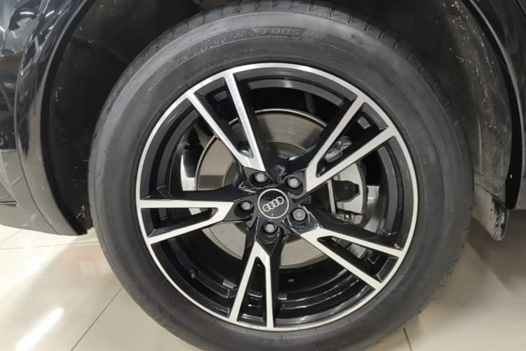 Used Audi Q5L 2022 40T Fashionable and Dynamic Model Right Rear Wheel Hub