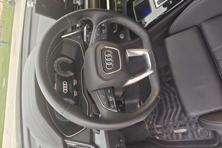 Used Audi Q5L 2022 40T Fashionable and Dynamic Model Steering Wheel