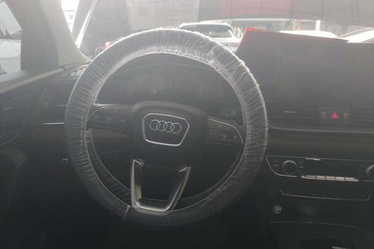 Used Audi Q5L 2022 40T Fashionable and Elegant Model Steering Wheel