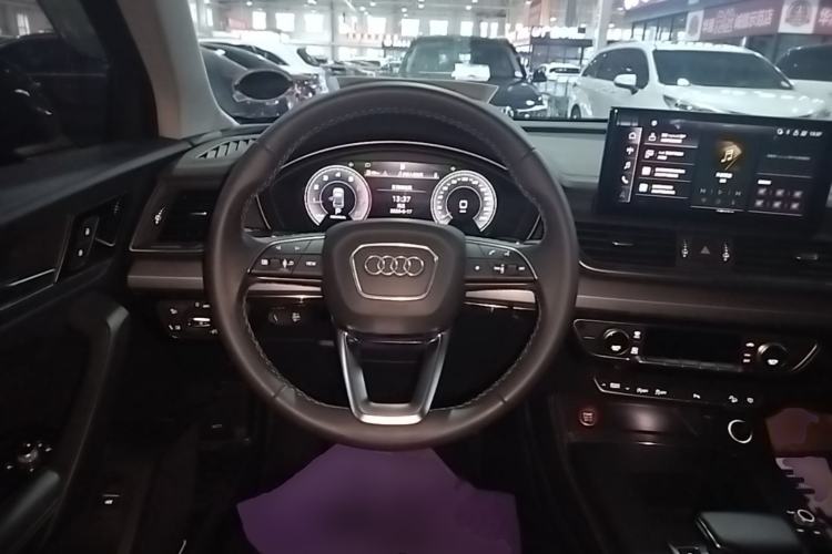 Used Audi Q5L 2022 40T Fashionable and Elegant Model Steering Wheel