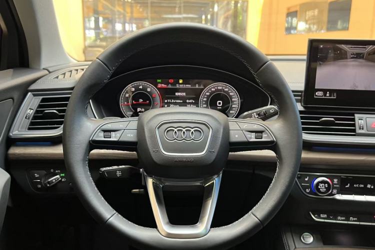 Used Audi Q5L 2022 40T Fashionable and Elegant Model Steering Wheel