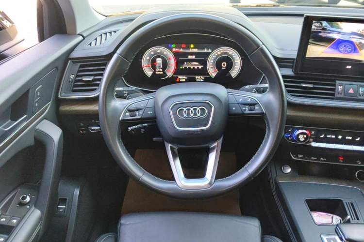 Used Audi Q5L 2022 40T Fashionable and Elegant Model Steering Wheel