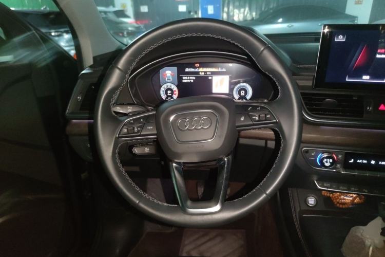 Used Audi Q5L 2022 40T Fashionable and Elegant Model Steering Wheel