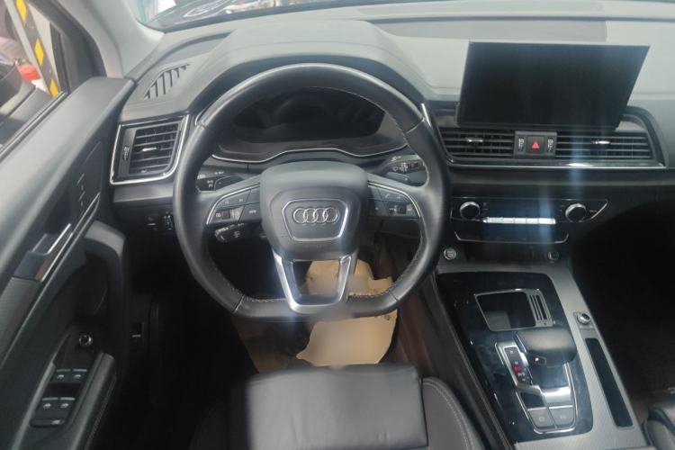 Used Audi Q5L 2022 40T Fashionable and Elegant Model Steering Wheel