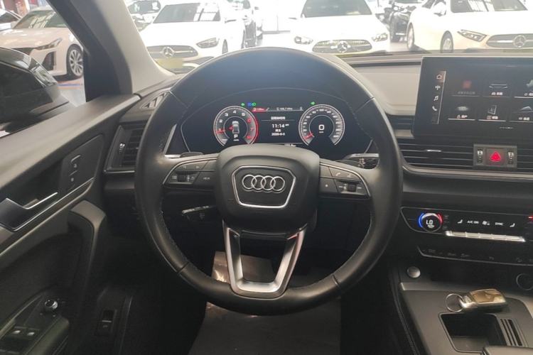 Used Audi Q5L 2022 40T Fashionable and Elegant Model Steering Wheel