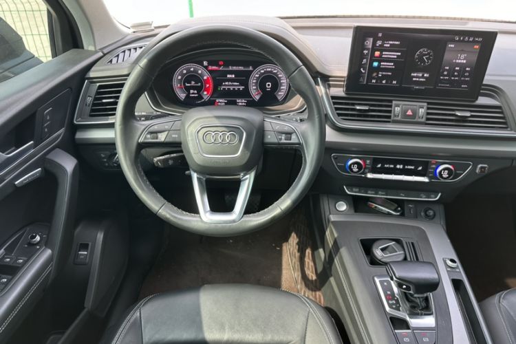 Used Audi Q5L 2022 40T Fashionable and Elegant Model Steering Wheel