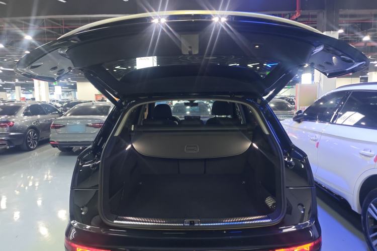 Used Audi Q5L 2022 40T Fashionable and Elegant Model Trunk