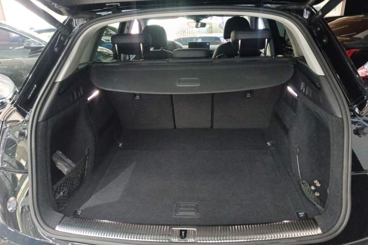 Used Audi Q5L 2022 40T Fashionable and Elegant Model Trunk