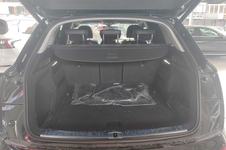 Used Audi Q5L 2022 40T Fashionable and Elegant Model Trunk