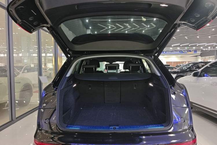Used Audi Q5L 2022 40T Fashionable and Dynamic Model Trunk