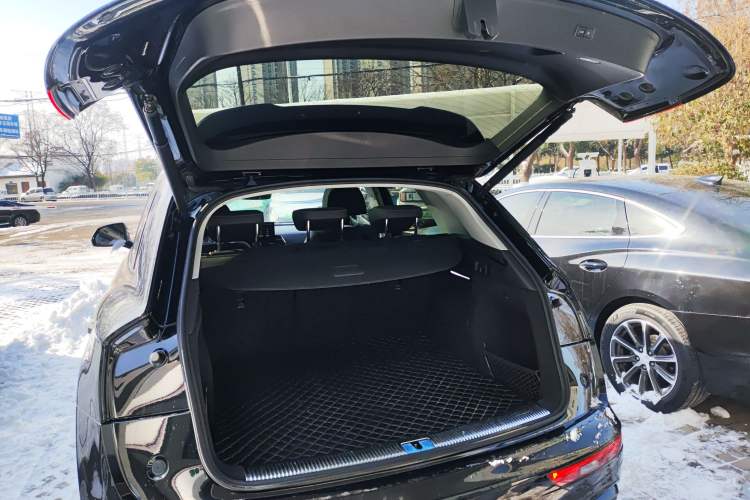 Used Audi Q5L 2022 40T Fashionable and Dynamic Model Trunk