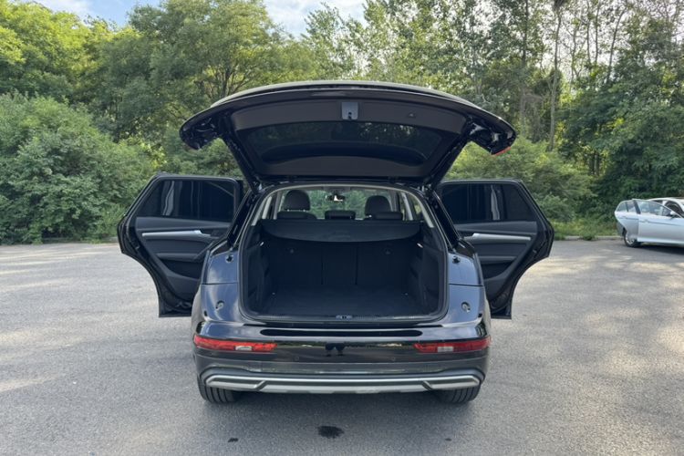Used Audi Q5L 2022 40T Fashionable and Elegant Model Trunk