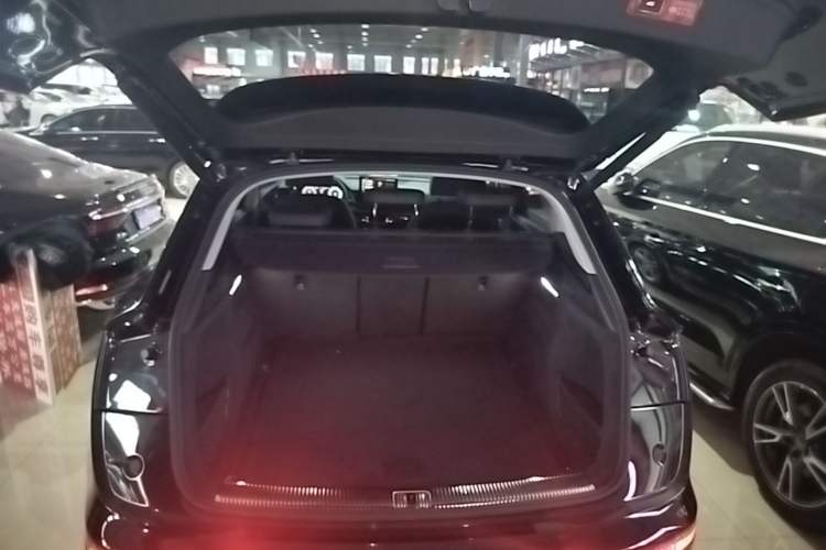 Used Audi Q5L 2022 40T Fashionable and Elegant Model Trunk