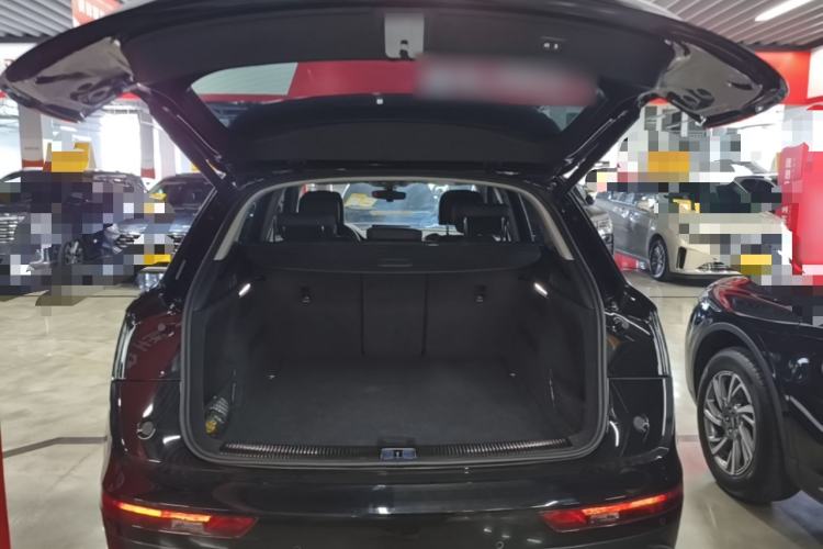 Used Audi Q5L 2022 40T Fashionable and Elegant Model Trunk