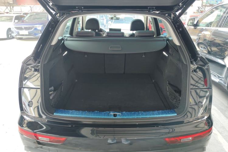 Used Audi Q5L 2022 40T Fashionable and Elegant Model Trunk