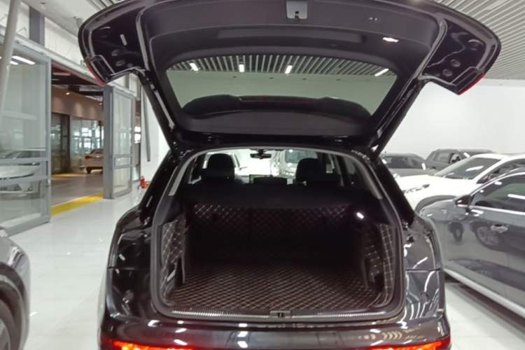Used Audi Q5L 2022 40T Fashionable and Dynamic Model Trunk