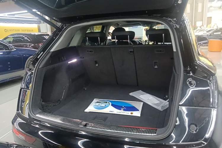 Used Audi Q5L 2022 40T Fashionable and Dynamic Model Trunk