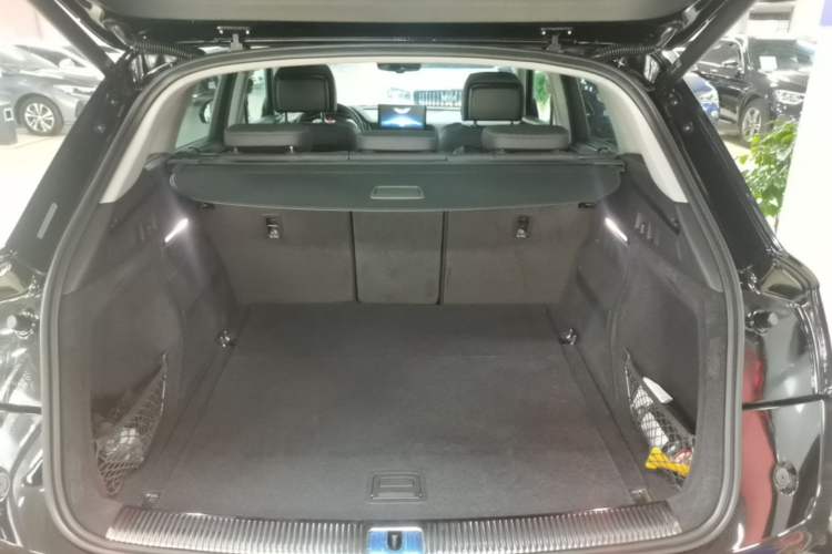 Used Audi Q5L 2022 40T Fashionable and Elegant Model Trunk