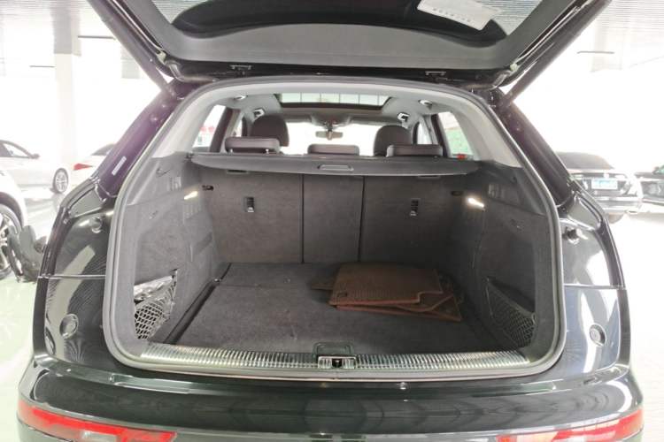 Used Audi Q5L 2022 40T Fashionable and Elegant Model Trunk