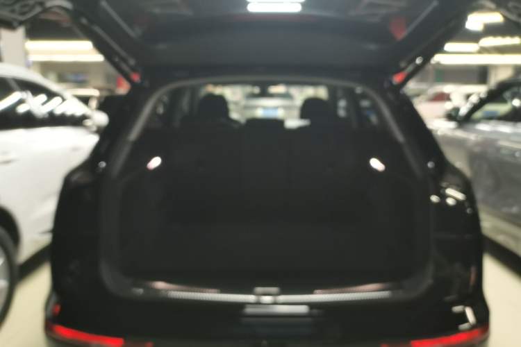 Used Audi Q5L 2022 40T Fashionable and Elegant Model Trunk