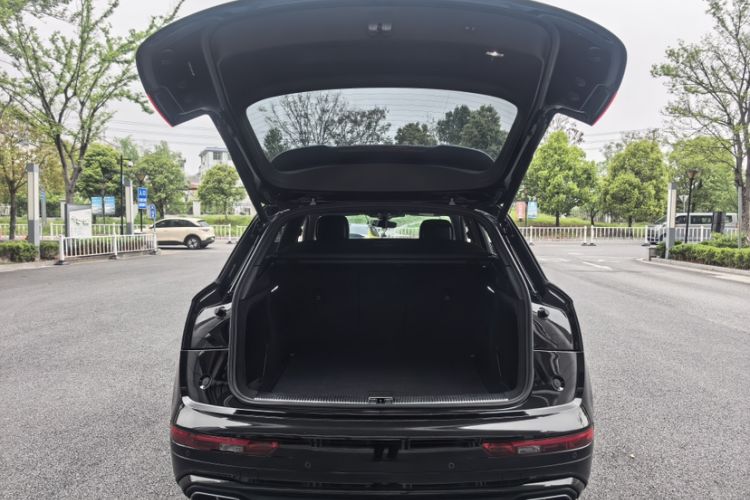 Used Audi Q5L 2022 40T Fashionable and Dynamic Model Trunk