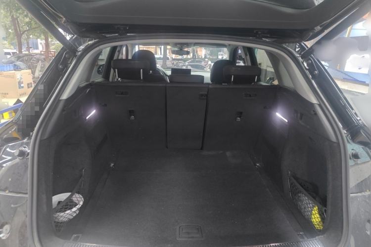 Used Audi Q5L 2022 40T Fashionable and Elegant Model Trunk