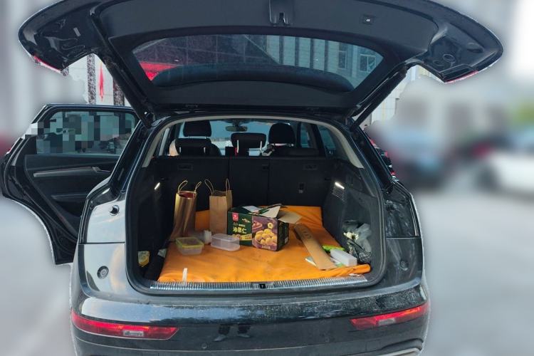Used Audi Q5L 2022 40T Fashionable and Elegant Model Trunk