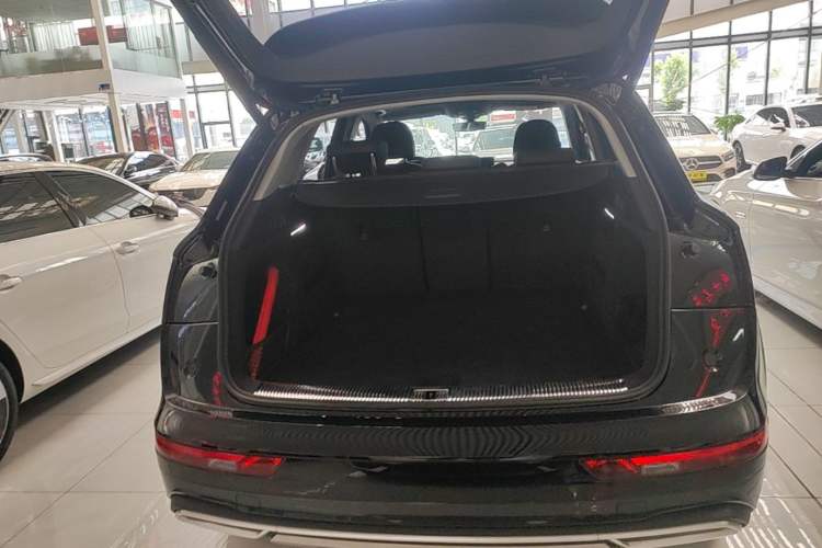 Used Audi Q5L 2022 40T Fashionable and Elegant Model Trunk