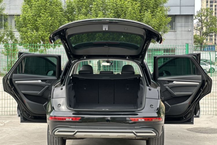 Used Audi Q5L 2022 40T Fashionable and Elegant Model Trunk