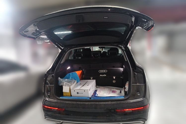 Used Audi Q5L 2022 40T Fashionable and Elegant Model Trunk