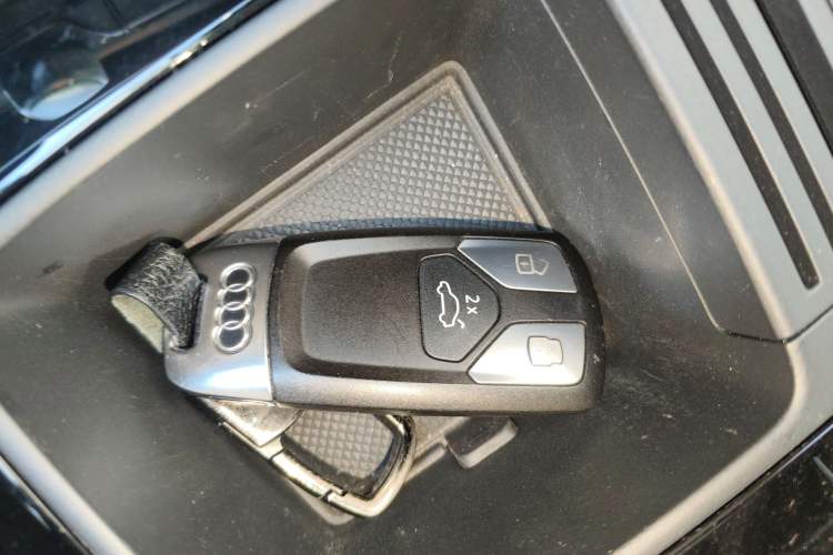 Used Audi Q5L 2022 40T Fashionable and Dynamic Model Vehicle Key