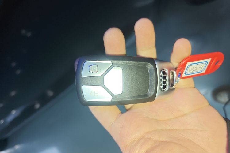 Used Audi Q5L 2022 40T Fashionable and Elegant Model Vehicle Key