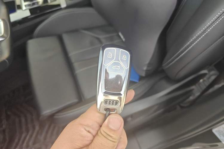 Used Audi Q5L 2022 40T Fashionable and Dynamic Model Vehicle Key