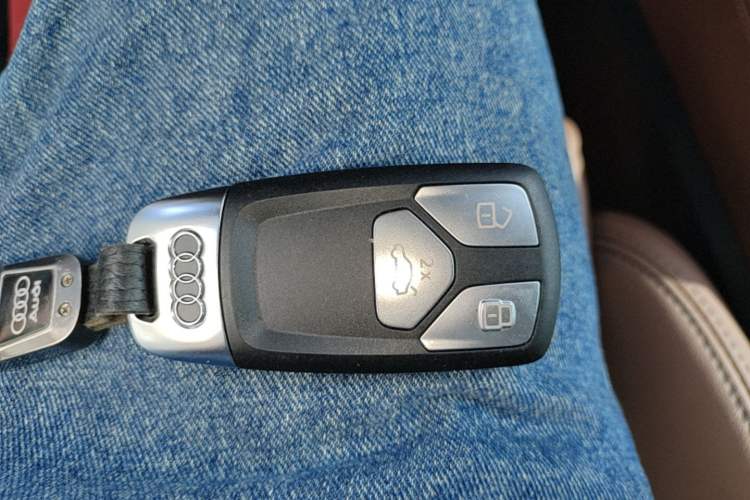 Used Audi Q5L 2022 40T Luxury Dynamic Model Vehicle Key