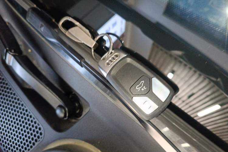 Used Audi Q5L 2022 40T Fashionable and Elegant Model Vehicle Key