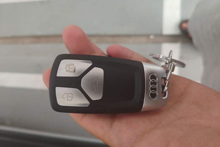 Used Audi Q5L 2022 40T Fashionable and Elegant Model Vehicle Key