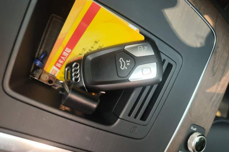 Used Audi Q5L 2022 40T Luxury Elegant Model Vehicle Key