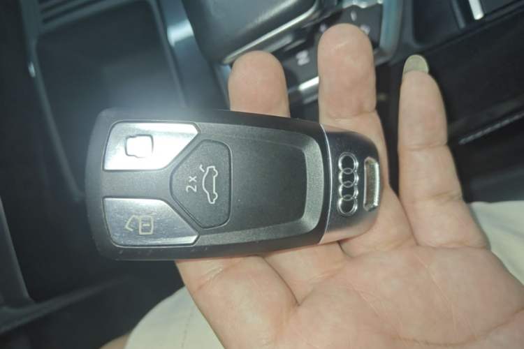 Used Audi Q5L 2022 40T Fashionable and Dynamic Model Vehicle Key