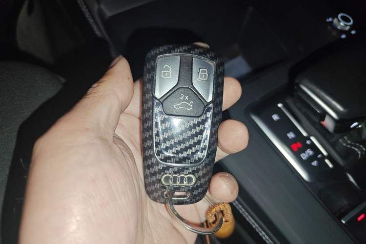 Used Audi Q5L 2022 40T Fashionable and Elegant Model Vehicle Key